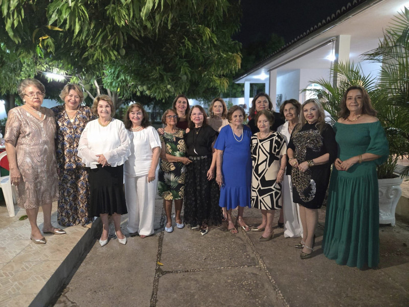 #Confraternização - As sócias do Lótus Clube de Teresina realizaram a Confraternização de Natal do Clube, na noite de 2/12, na residência da presidente Nailza Meneses e teve como anfitriãs Nailza Meneses, Ana Maria Eulálio, Julinha Moita e Zuíta Vasconcelos. Chics!!! - (Luciêne Sampaio)