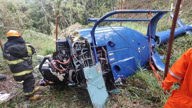 Helicóptero cai em Caieiras (SP) com quatro a bordo; piloto e criança sobrevivem