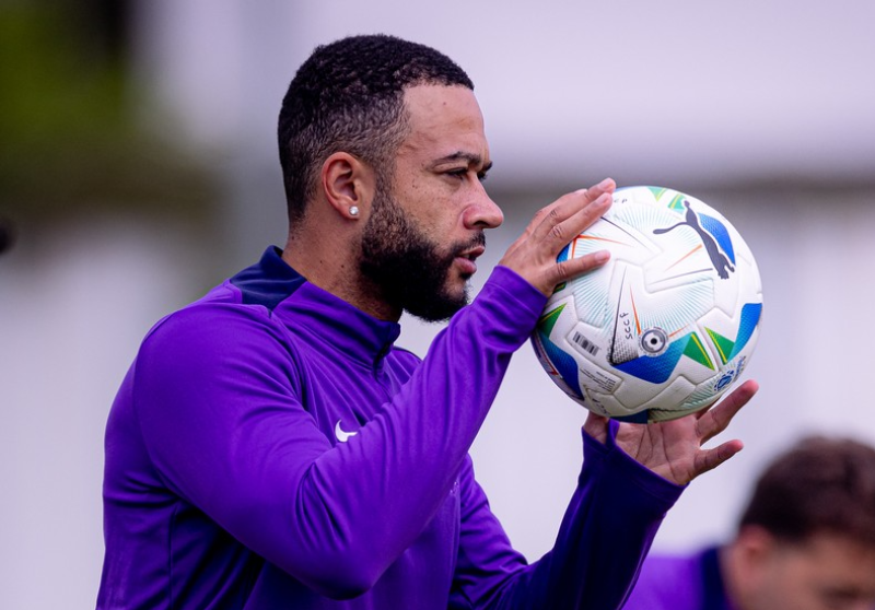 Memphis Depay sofre lesão no tornozelo e desfalca Corinthians na Sul-Americana