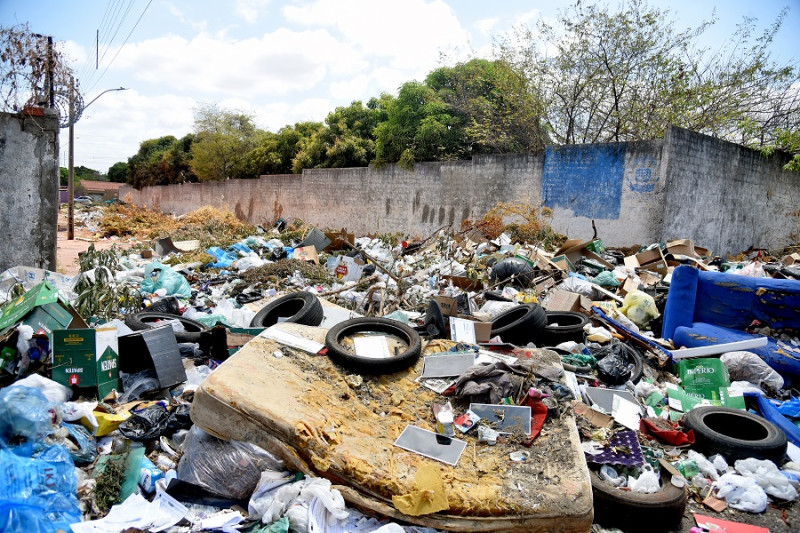 Moradores denunciam lixão a céu aberto no Morro da Esperança - (Assis Fernandes/O Dia)