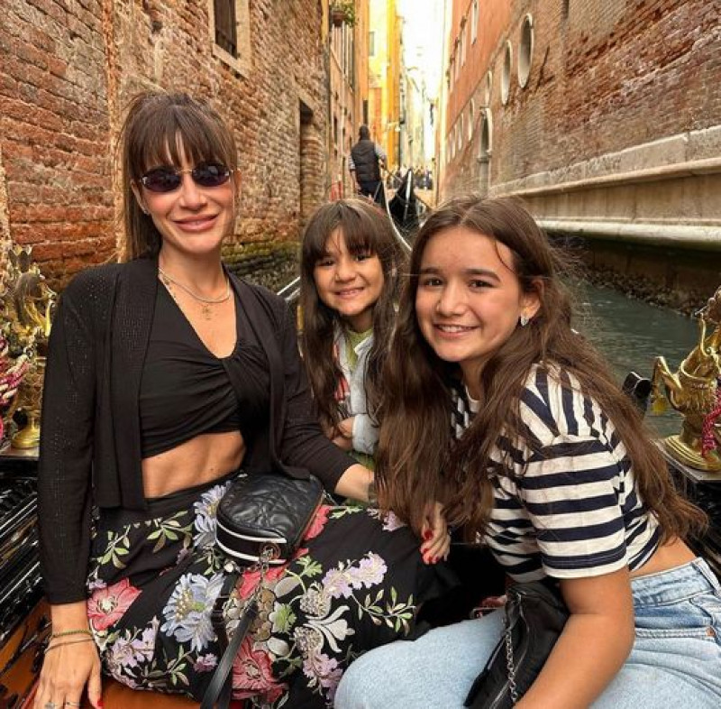 #Internacional - Um click da empresária Luana Alencar Rebelo Cruz Lima Araújo com as filhas Maria Antonieta e Luísa Maria curtindo Veneza. Chics!!! - (Divulgação)