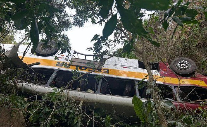 Ônibus capota deixa 17 mortos e 29 feridos na Serra da Barriga