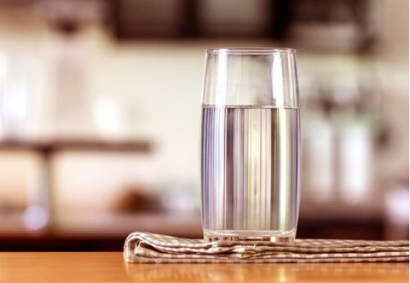 Ingerir água durante o consumo de álcool pode reduzir os riscos de se ter ressaca. - (Reprodução/Freepik)