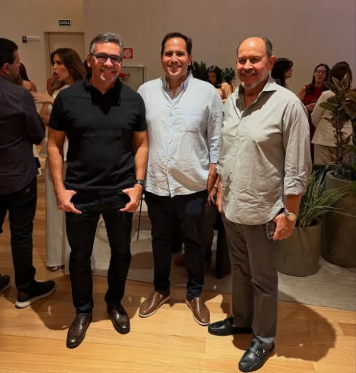 #CasaCor - Grazie pelo Convite para participar do evento da @casacorpiaui  /@casacor_oficial. Um click com os queridos @alexandrecasram, @joaoalmeida.the e @gustavoalmeida_the em noite de palestra e de lançamento do livro do curador da CASACOR, @pedroarielsantana - Pedro Ariel. Chics!!! - (Arquivo Pessoal)