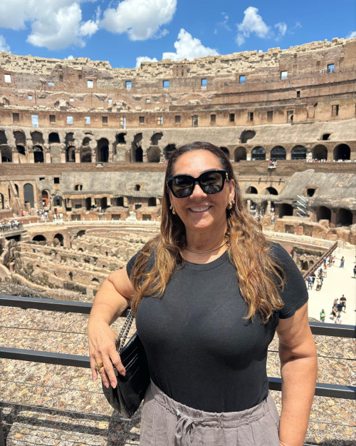 #Internacional - Um click da querida Mary Silva, em um click no Coliseu em um dos vestígios da Roma imperial. Chics!!! - (Divulgação)