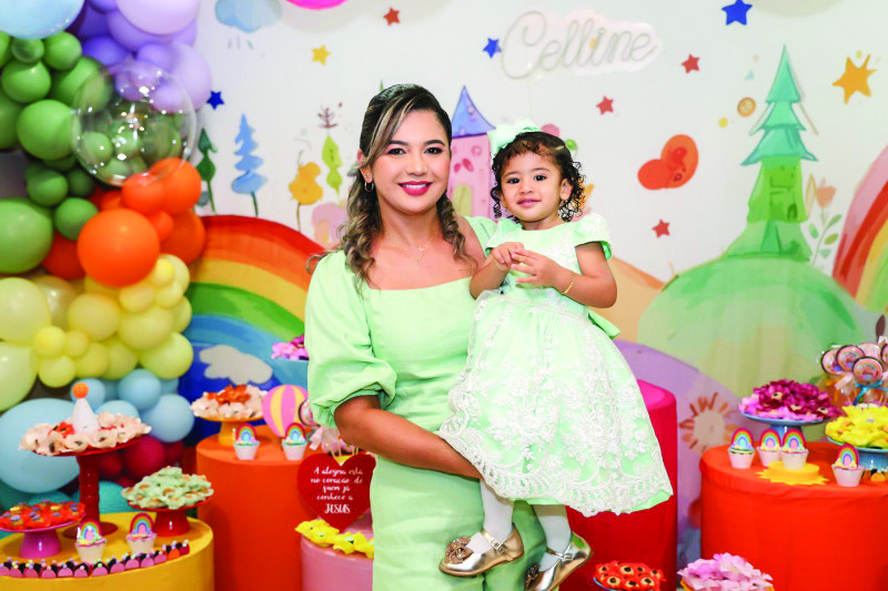 Princesinha Celline Nery, na quarta-feira da semana passada, ganhou uma linda festa com o tema " Reino Colorido" para festejar seus 2 anos de vida . Na foto com sua mãe empresária Celina Nery. - (Arquivo Pessoal)