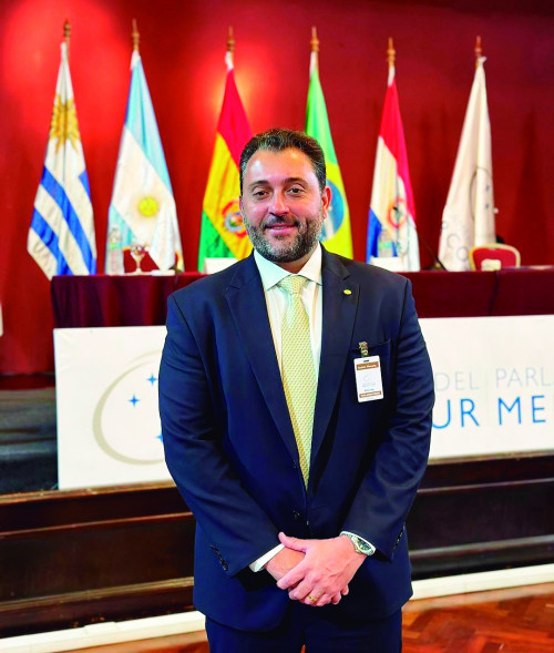 Deputado Federal Átila Filho,  participou na segunda-feira da 89ª Sessão Ordinária do Parlamento do Mercosul em Montevidéu no Uruguai. - (Divulgação)