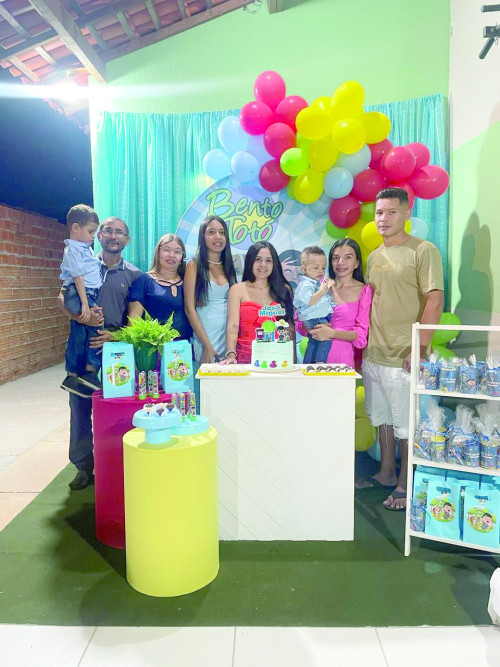 Pequeno José Miguel, no sábado passado (dia 22) ganhou festinha para comemorar seu primeiro aninho de vida. Na foto José Miguel está com seu irmão Carlos Eduardo,os pais do aniversário Naiane e Cleuton, os avós Elisangela e Osvaldo e suas tias Elanne e Clesiane. - (Arquivo Pessoal)