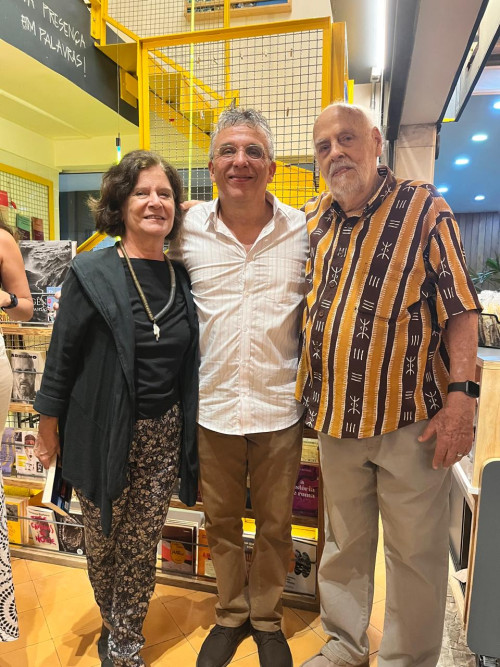 #Livro - Um click do advogado e escritor Nelson Nery Costa com Lúcia Balbuena & Flávio Balbuena. Nelson já fez o lançamento em Teresina, e no dia 9/1, lançou o seu livro 'A Serpente Emplumada em Sete Cidades', no Rio de Janeiro em espaço badalado. Grazie pelo Convite. Chics!!! - (Arquivo Pessoal)