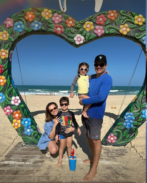 #Férias - Um click dos queridos Rafaella Vitale & Dr. Carlos Tajra com os filhos Isabella e Guilherme curtindo dias de férias na Praia. Chics!!! - (Arquivo Pessoal)