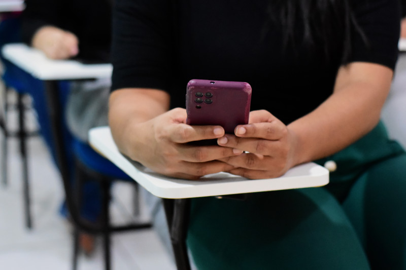 Senado aprova proibição do uso de celulares em escolas