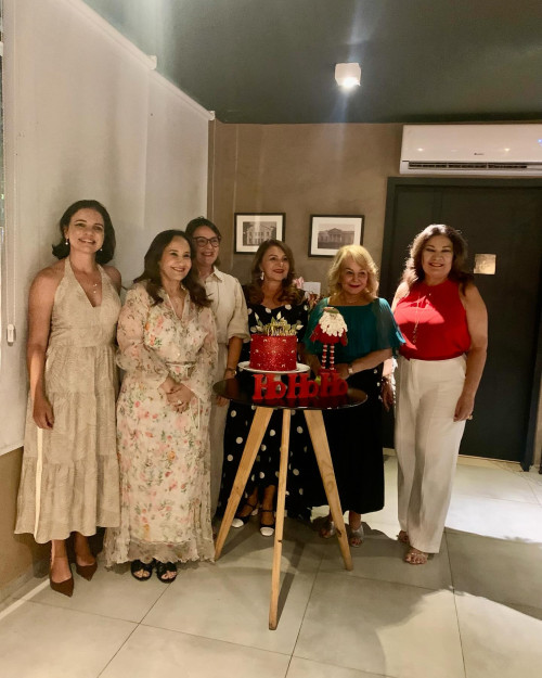 Parabéns para a querida Delcy Marques!!! Um click da aniversariante com amigas na Confraternização de Natal e comemoração das aniversariantes do mês de dezembro do @rotaryclubthefatima foi perfeita no @chateauduvin. Chics!!! - (Arquivo Pessoal)