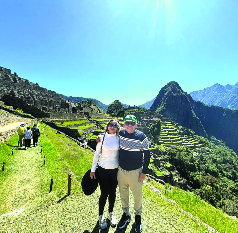 O médico Aldo José Leal e sua esposa Edinólia, ainda  encantados com o passeio que fizeram ao Peru. Na foto o casal  visitou  a montanha  Machu Picchu. - (Arquivo Pessoal)