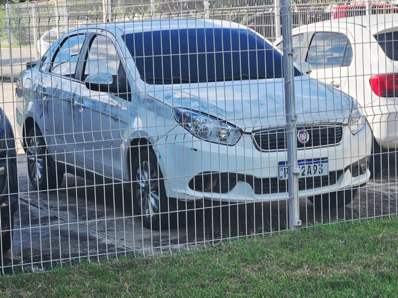 O carro foi encontrado abandonado no bairro Vamos Ver o Sol, zona Sul de Teresina - (Jailson Soares / O DIA)