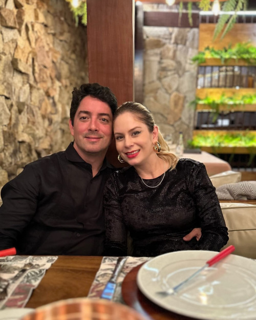 Parabéns para a arquiteta Carolina Orsano!!! Comemora a data com o engenheiro civil, e presidente da Associação Piauiense de Empresários de Obras Públicas (Apeop/PI) - by Mathias Neto Castroby. Chics!!! - (Arquivo Pessoal)