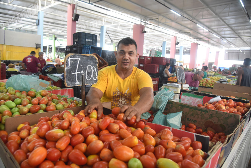 Adailton Américo Rodrigues (48), ‘Loirim do Tomate”, trabalha na Nova Ceas há 25 anos - (Assis Fernandes/ODIA)
