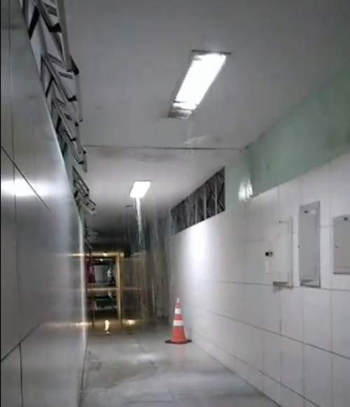 VÍDEO: água invade corredor do HUT durante chuva em Teresina