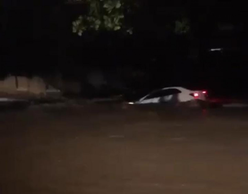 Carro chegou a ser arrastado pelas águas em rua da  - (Reprodução / Redes sociais )