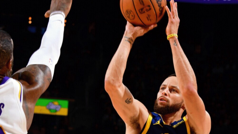 NBA: Stephen Curry brilha e Warriors derrota 76ers