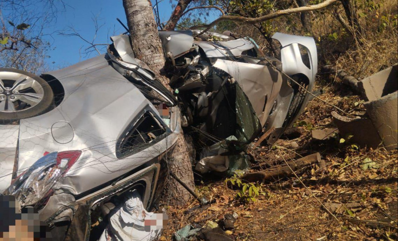 Homem morre e três ficam gravemente feridos após carro bater em árvore no Piauí