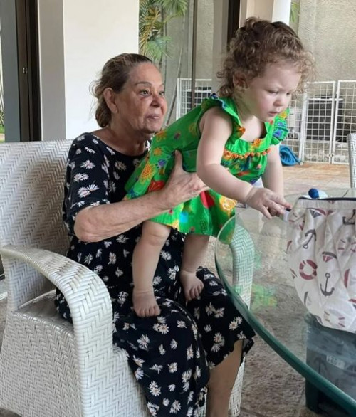 #Feliz2024 - Para a querida Socorro Castro com a neta Maria Beatriz. Chics!!! - (Divulgação)