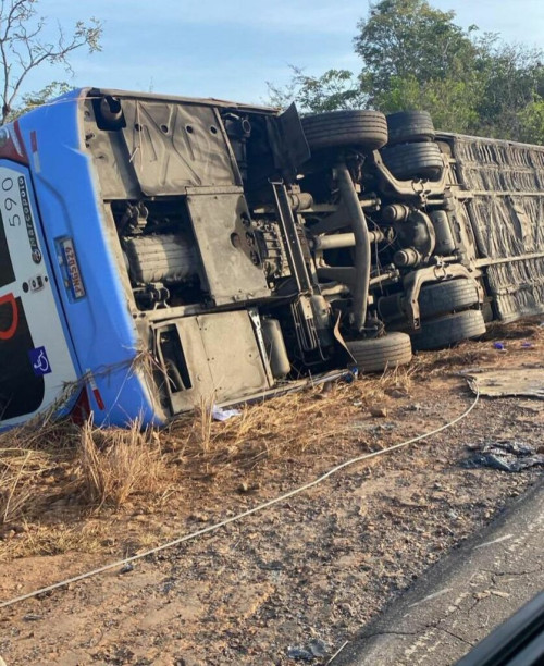 Ônibus que ia do Maranhão com destino a Parnaíba tomba e deixa dois mortos - (Reprodução/Whatsapp)