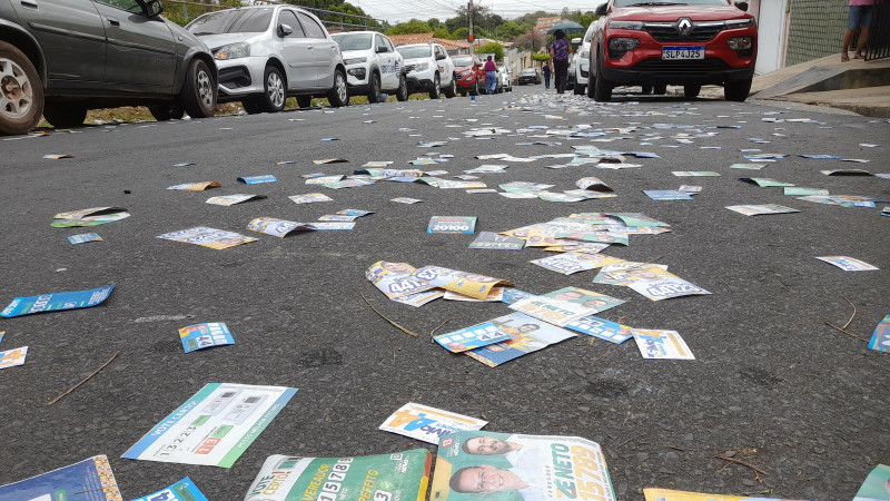 Ruas de Teresina amanhecem cheias de santinhos; prática é considerada ilegal - (Assis Fernandes/O Dia)