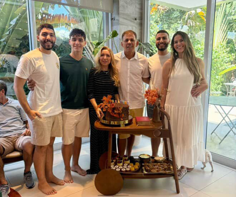 #Family - Parabéns para o deputado estadual e secretário de Justiça do Piauí - by Carlos Augusto!!! Um click do aniversariante na comemoração realizada no dia 27/4, com a esposa Geuvania Moura e os filhos Carlos Eduardo, João Augusto, Carlos Filho e a nora Lívia. Chics!!! - (Arquivo Pessoal)