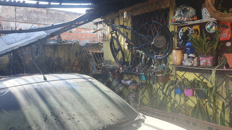Veículo foi incendiado por um dos homens quando os dois ainda estavam dentro - (Jailson Soares/ODIA)