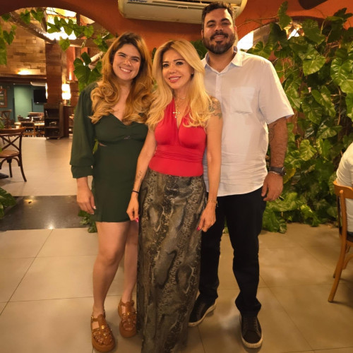 #Family - Parabéns para a querida Ângela Farias (17/12)!!! Que comemorou a data em família com os filhos Annie e Yan Farias em restaurante badalado. Chics!!! - (Luciêne Sampaio)