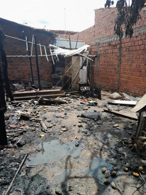 Casa fica completamente destruída após incêndio no bairro Buenos Aires