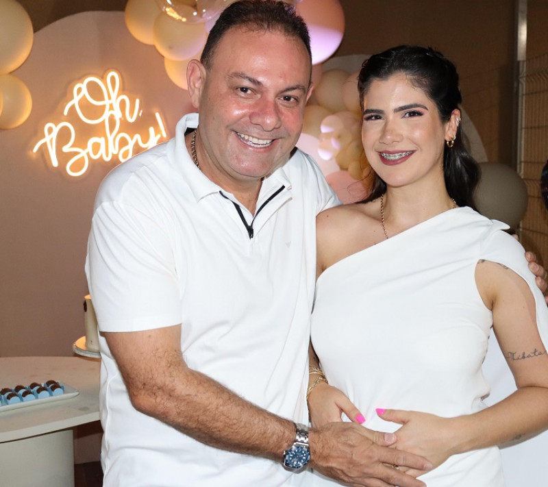 O deputado Jeová Alencar e a vereadora Thanandra Sarapatinhas receberam a noticia da gravidez da vereadora