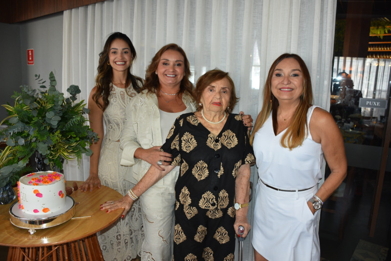 #Aniversário - Parabéns para a querida Gilvana Rodrigues Gayoso Freitas (25/8)!!! Que comemorou na tarde do dia 23/8, o seu aniversário com familiares e amigas em um restaurante badalado. Chics!!! - (Magal Santos)