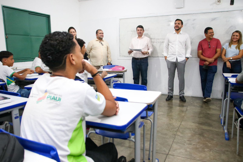 Secretário de educação e alunos em sala de aula do Piauí - (Divulgação Seduc)