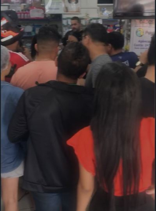 Compradores fizeram fila em uma loja de construção no São Joaquim para comprar fil - (Reprodução)