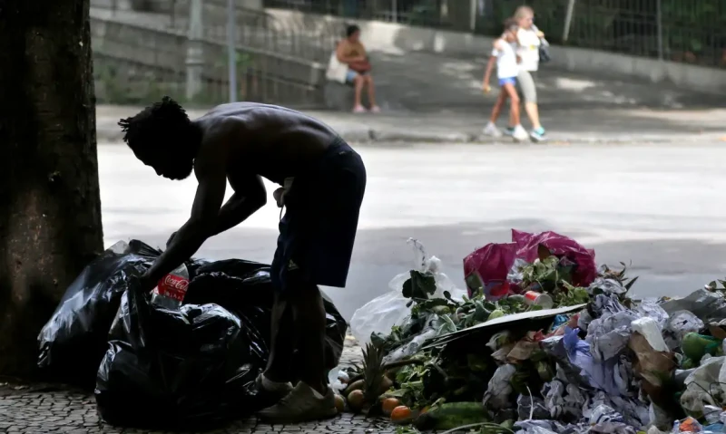 Mais de 60 milhões de brasileiros vivem abaixo da linha da pobreza - (Tânia Rêgo/Agência Brasil)