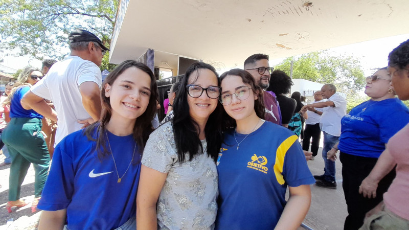 As gêmeas Maria Eduarda e Maria Vitória com a mãe, Cícera Pereira - (Assis Fernandes/ODIA)