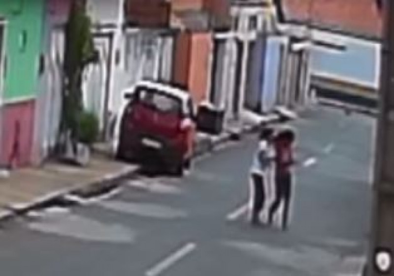 Jovem esfaqueada pelo pai tentou defender a irmã durante uma briga - (Reprodução/Whatsapp)