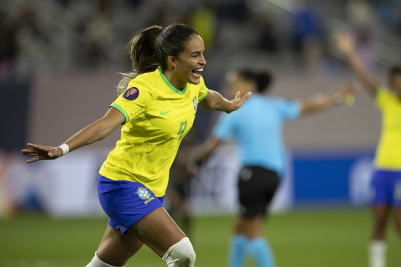Brasil vence Porto Rico na Copa Ouro; Adriana participa de lance do gol