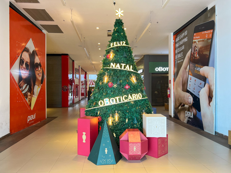 O Boticário instala árvore de Natal perfumada em Picos e distribui brindes