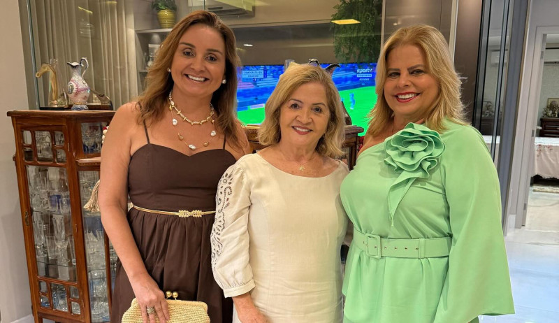 #Posse - Um click das queridas Gilvana Gayoso e Christiane Mendes Gonçalves com a anfitriã Aldineide Araújo, na reunião do Elo’s Clube. Chics!!! - (Arquivo Pessoal)