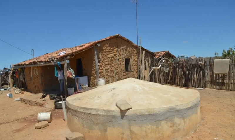 Casa do semiárido brasileiro com cisterna utilizada para coletar água - (Arquivo/ Wilson Dias/ Agência Brasil)