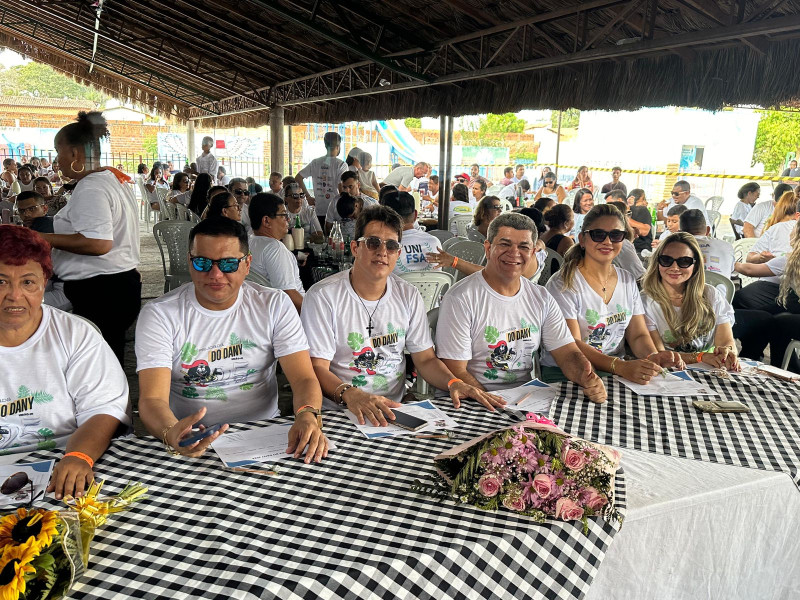 Professor Claudenilton Lima, professor Marco Portela, vereador Eduardo Bacelar, empresárias: Celina Nery e Iraneide Reduzino (Lojas União Calçados)também estiveram no júri da escolha da Garota e Garoto Feijoada do Dany. - (Daniel Cardoso)