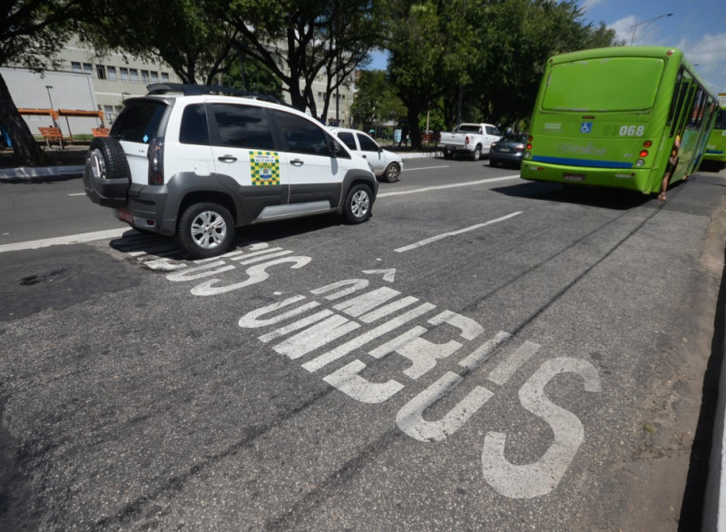 Inspirado na Inglaterra, projeto de vereadora propõe liberação de faixas de ônibus em Teresina - (Assis Fernandes/O Dia)