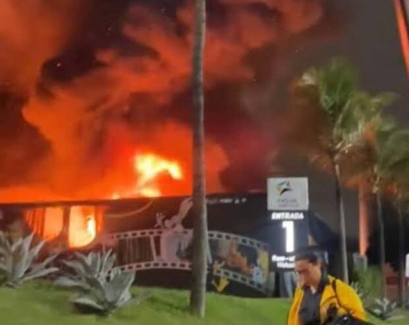 Incêndio atinge exposição da Warner Bros no Rio de Janeiro - (Foto: Reprodução)