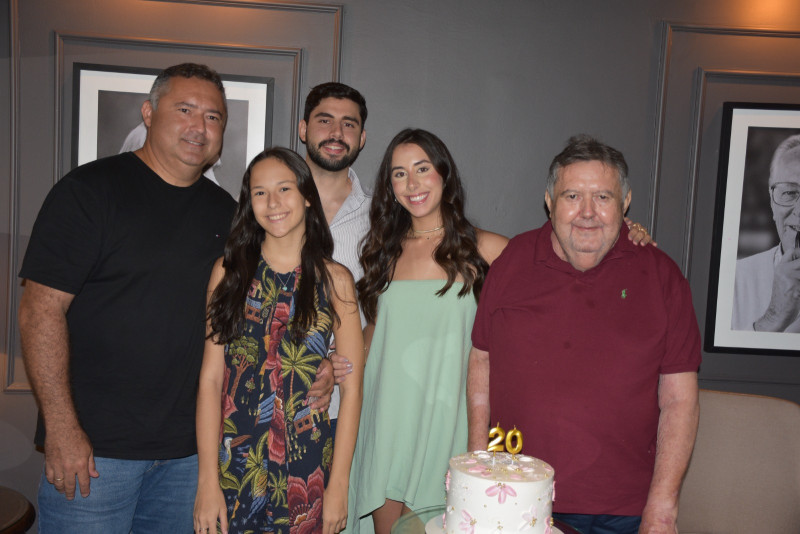 #Family - Parabéns para a belíssima Júlia Beatriz (20 Anos)!!! Um click da aniversariante com o pai, Sílvio Leite, os irmãos Sílvio Leite Filho e Marcos Waldecy, e a sobrinha Angelina, que comemorou a data em restaurante badalado. Chics!!! - (Magal Santos)