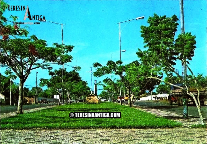 Torre do relógio na avenida Frei Serafim. - (Divulgação Teresina Antiga)