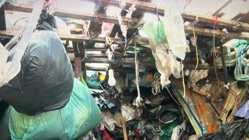 Prefeitura retira lixo acumulado de casa em Teresina e oferece apoio psicológico e emprego ao morador - (O DIA TV)