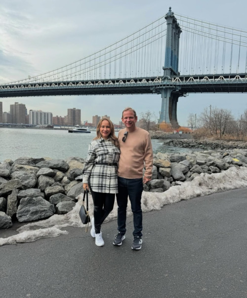 #Internacional - Um click dos queridos o deputado federal Castro Neto e a empresária Luana Ribeiro de Castro de férias em Nova York. Chics!!! - (Arquivo Pessoal)