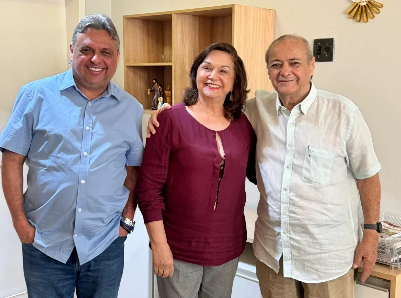 #Reunião - Um click dos queridos o deputado federal Júlio Arcoverde (PP), o prefeito Sílvio Mendes (UB) e a secretária de Cidadania, Assistência Social e Políticas Integradas (Semcaspi), Eliane Nogueira (PP), debateram as dificuldades que a assistência social tem enfrentado em Teresina. Chics!!! - (Arquivo Pessoal)